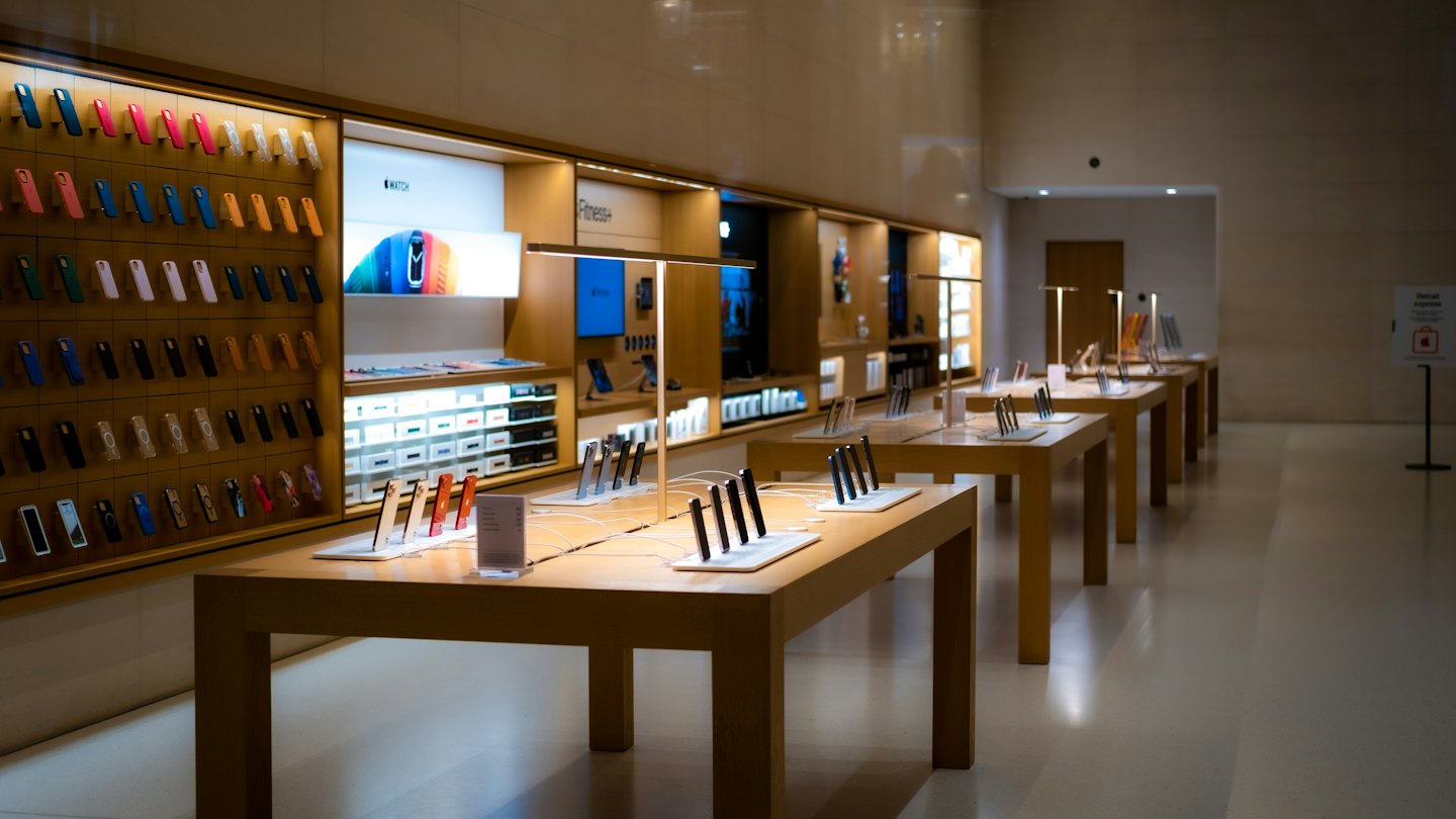 Tienda de electrónica moderna con filas de teléfonos móviles y accesorios.