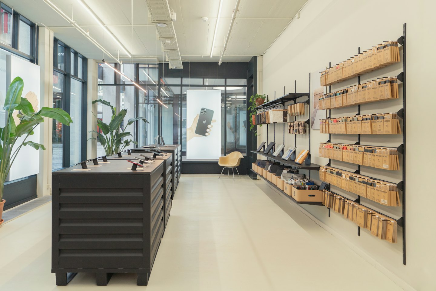 Teléfonos y accesorios expuestos en una tienda de electrónica moderna y luminosa.