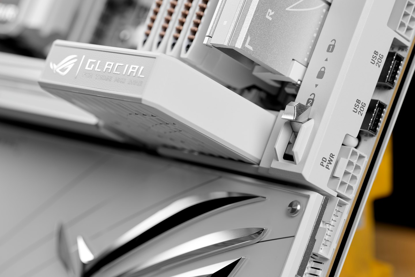 Componentes de hardware de computadora plateados y blancos con aletas de enfriamiento.